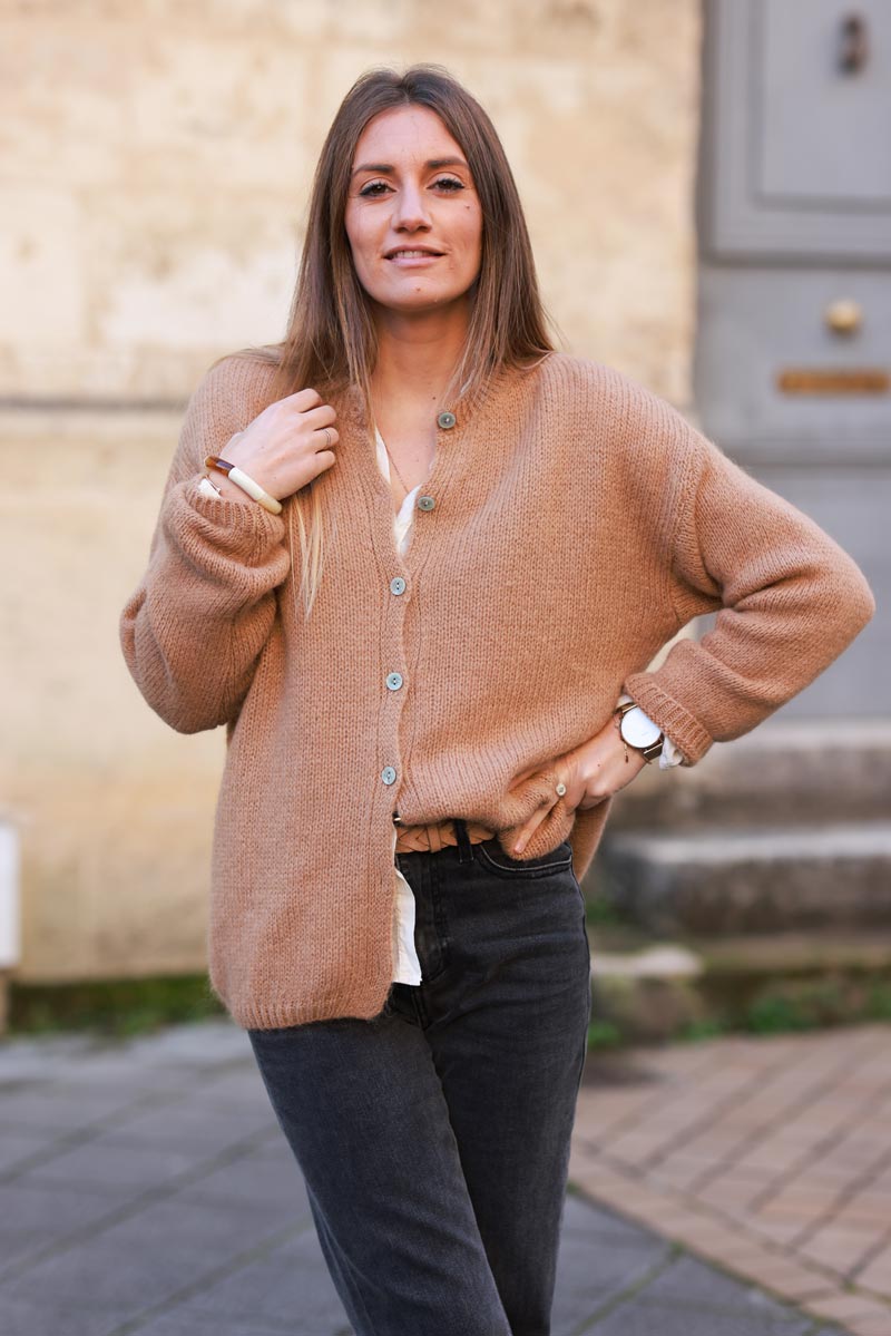 Gilet camel en maille mohair boutons nacrés