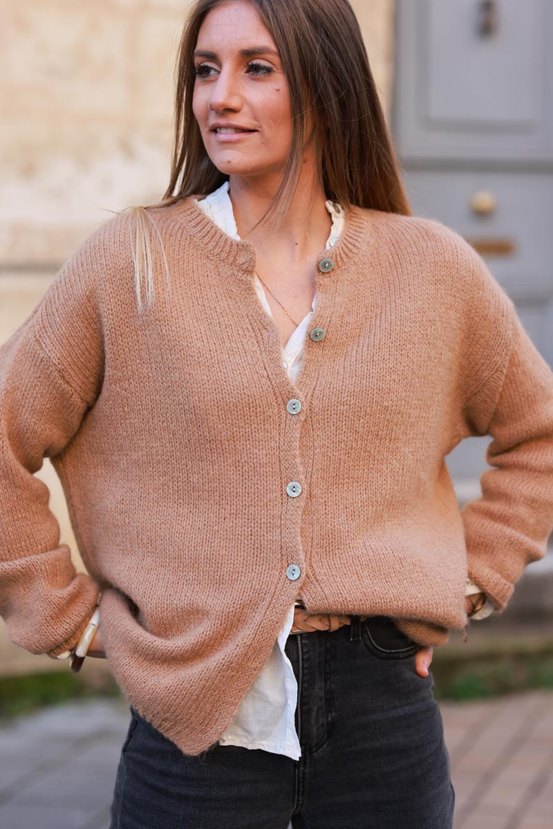 Gilet camel en maille mohair boutons nacrés