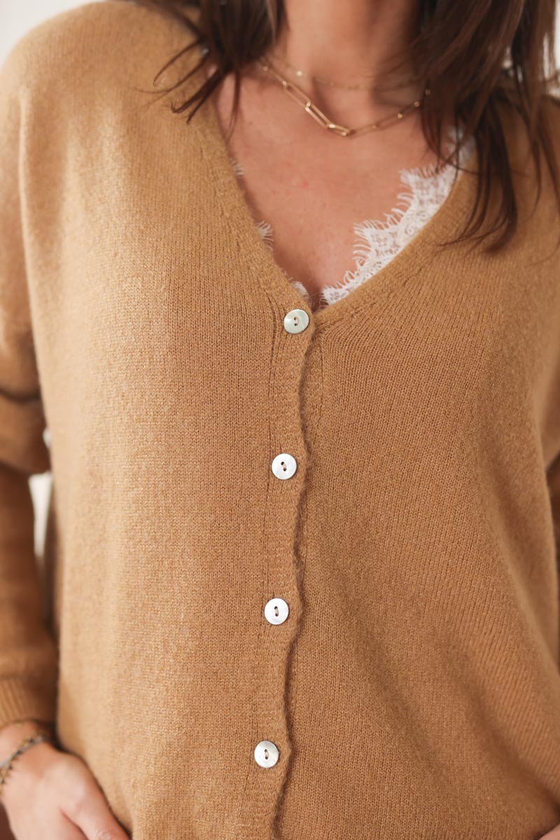 Gilet camel petite maille fine boutons nacres e099 (1)