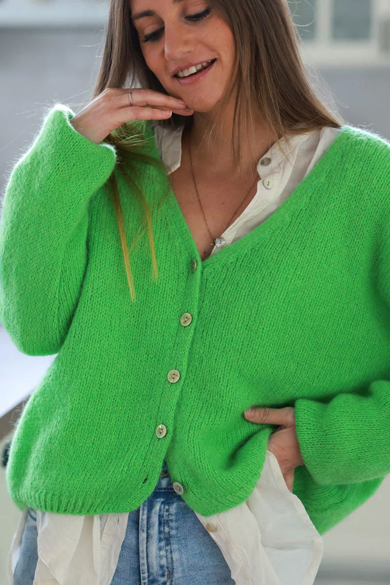 Gilet uni vert en maille petits boutons nacrés