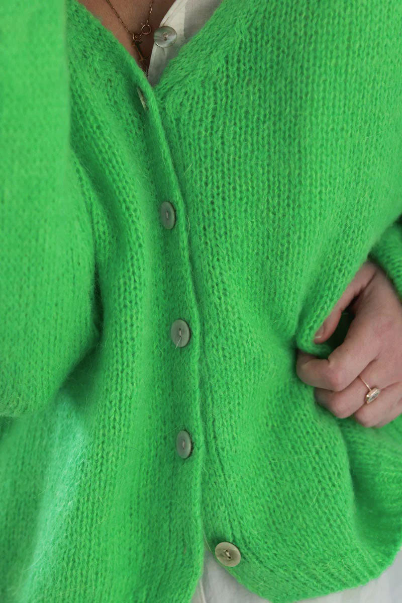 Gilet uni vert en maille petits boutons nacrés