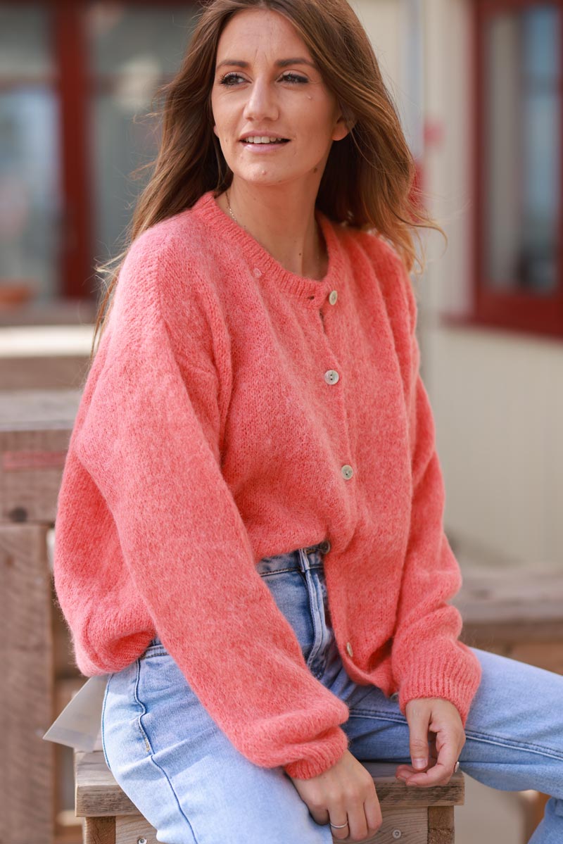 Gilet corail en maille baby alpaga à boutons nacrés col rond