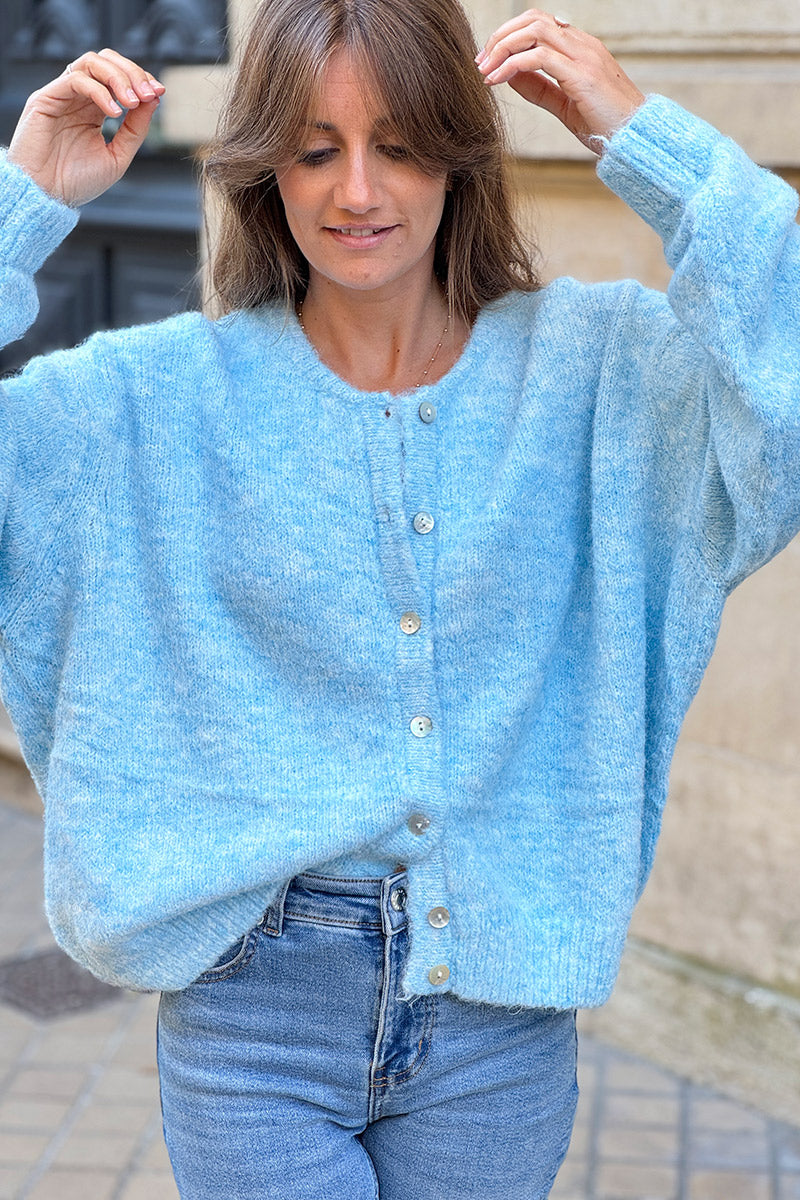 Gilet douillet bleu ciel chiné en maille col rond boutons nacrés