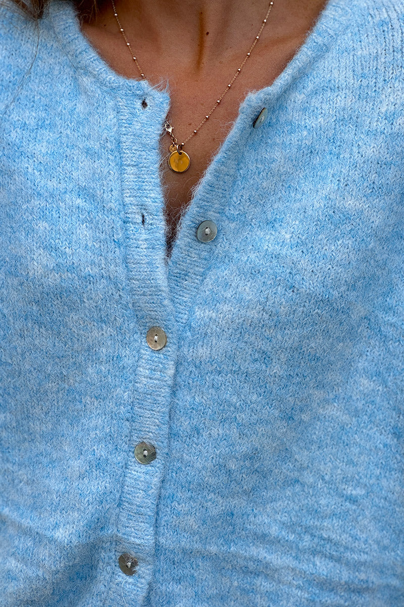Gilet douillet bleu ciel chiné en maille col rond boutons nacrés
