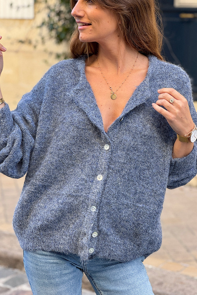 Gilet douillet bleu jean foncé chiné en maille col rond boutons nacrés