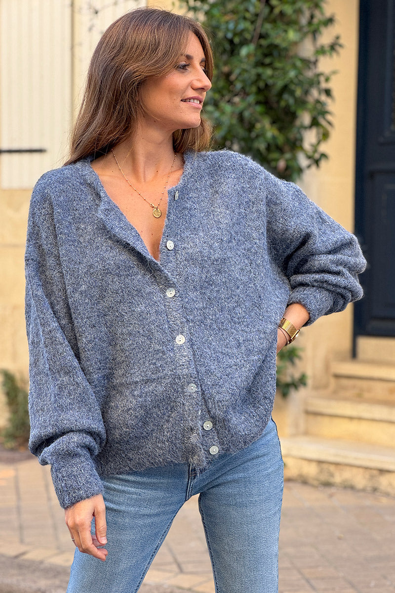 Gilet douillet bleu jean foncé chiné en maille col rond boutons nacrés