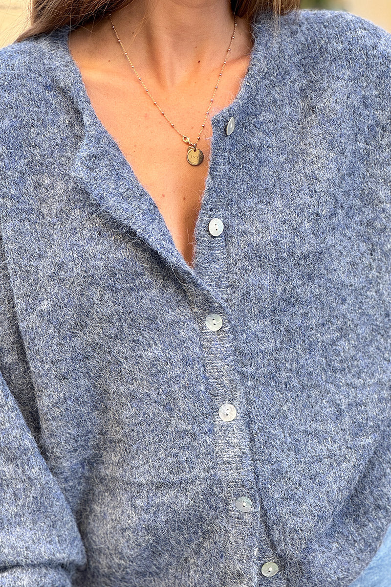 Gilet douillet bleu jean foncé chiné en maille col rond boutons nacrés