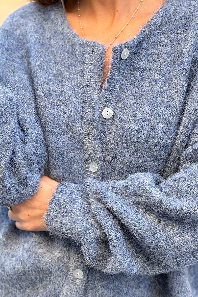 Gilet douillet bleu jean foncé chiné en maille col rond boutons nacrés