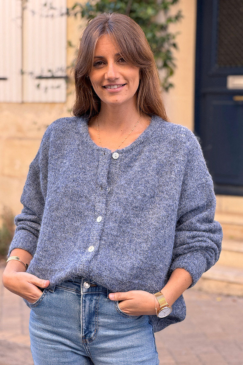 Gilet douillet bleu jean foncé chiné en maille col rond boutons nacrés