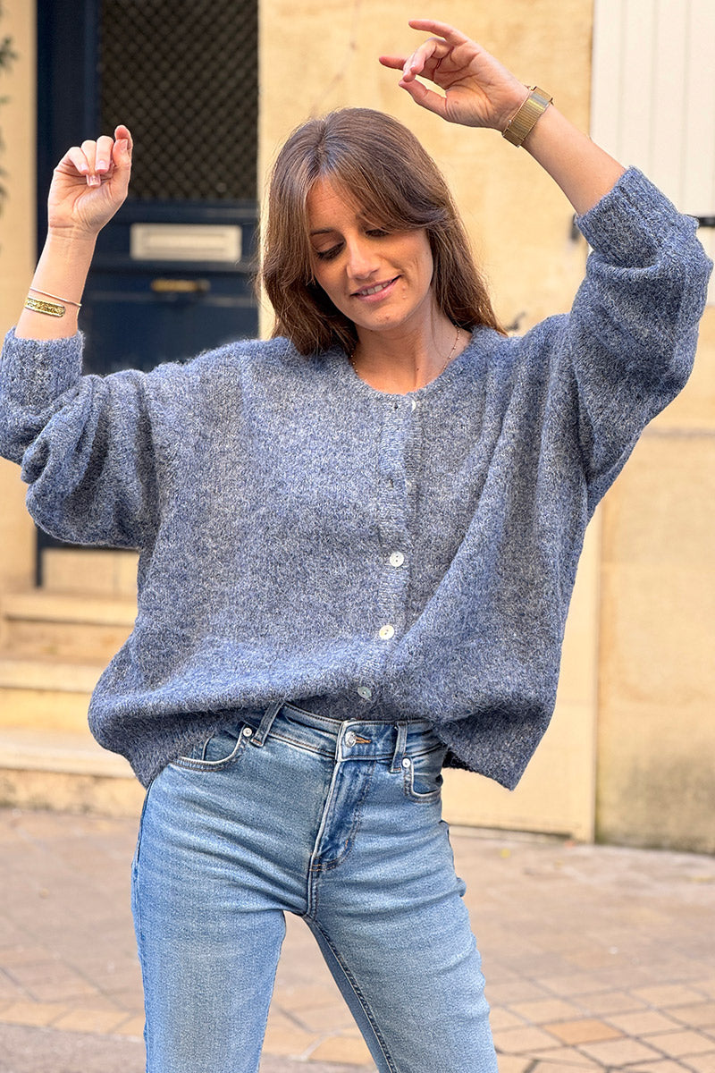 Gilet douillet bleu jean foncé chiné en maille col rond boutons nacrés
