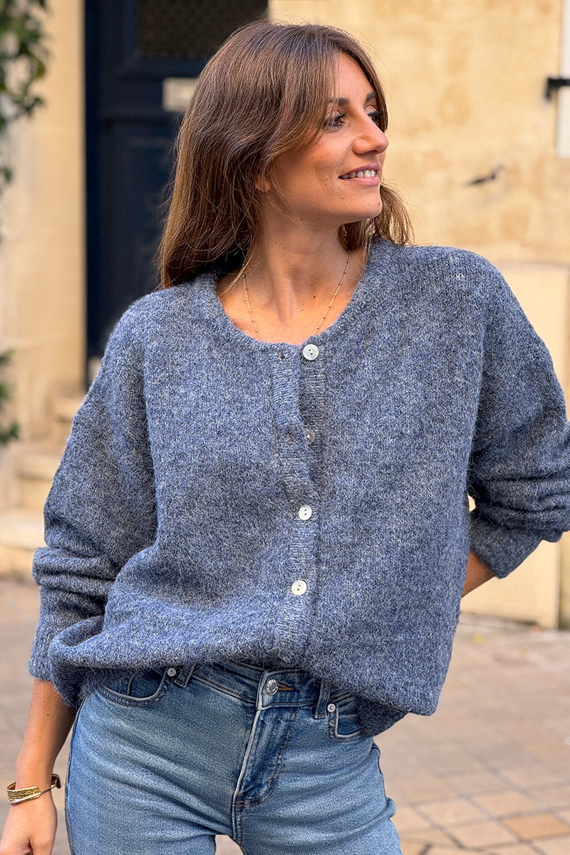Gilet douillet bleu jean foncé chiné en maille col rond boutons nacrés