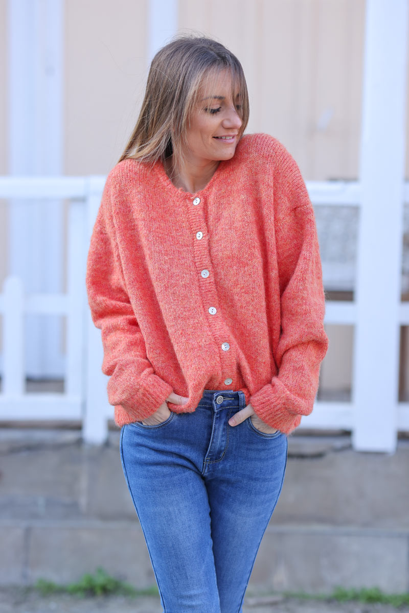Acogedor cárdigan de punto de color naranja sangre con cuello redondo y botones de perlas
