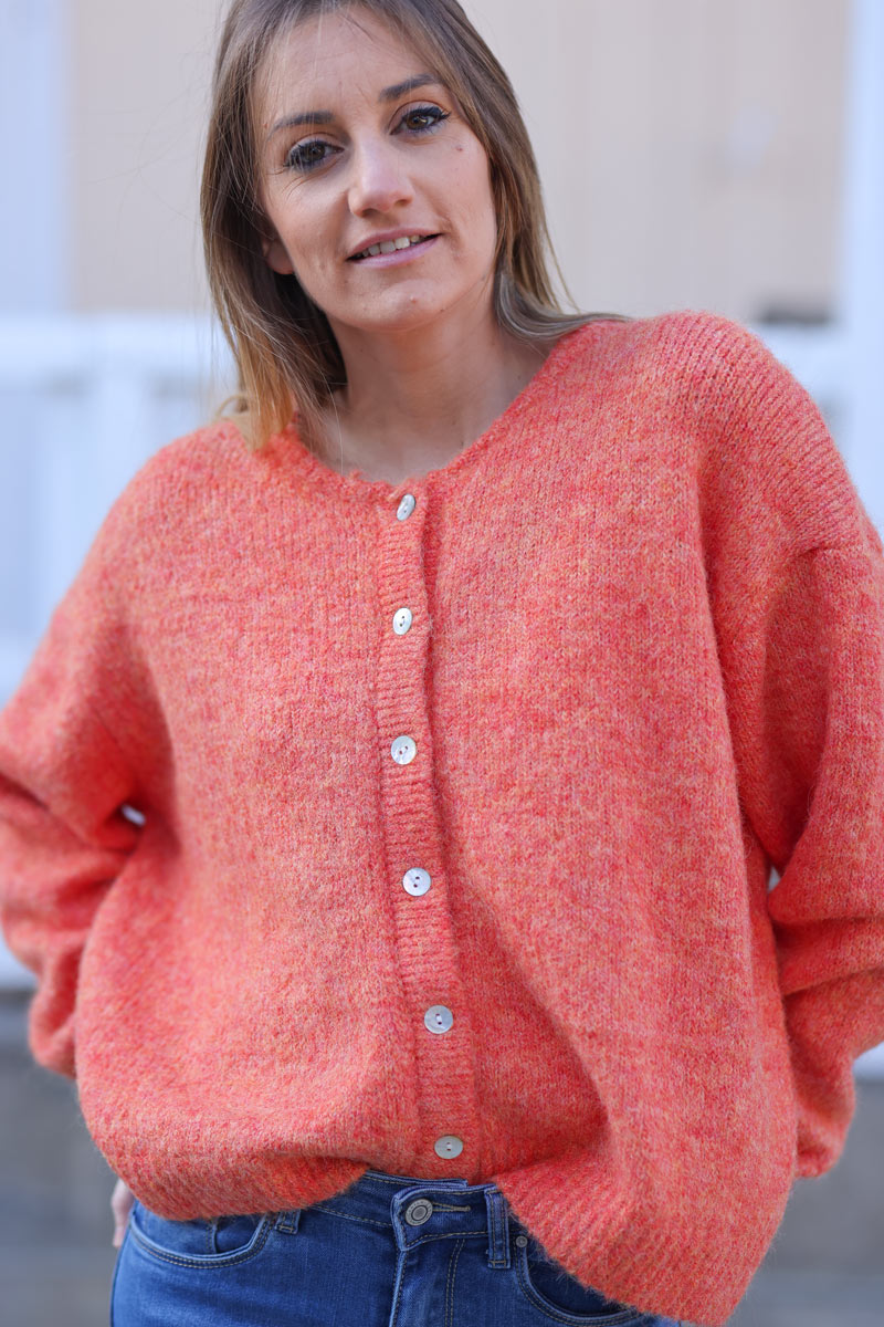 Acogedor cárdigan de punto de color naranja sangre con cuello redondo y botones de perlas