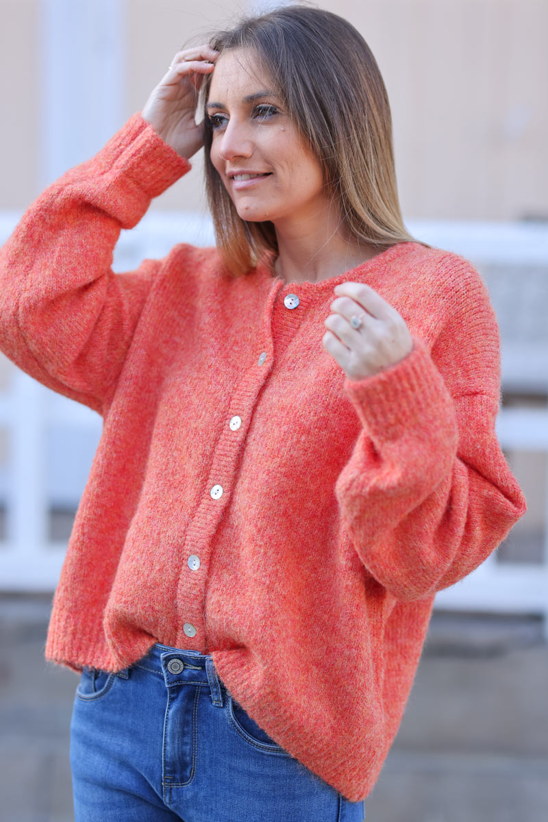 Acogedor cárdigan de punto de color naranja sangre con cuello redondo y botones de perlas