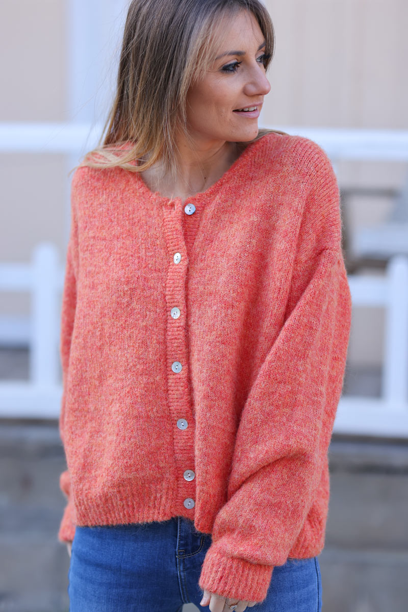Acogedor cárdigan de punto de color naranja sangre con cuello redondo y botones de perlas
