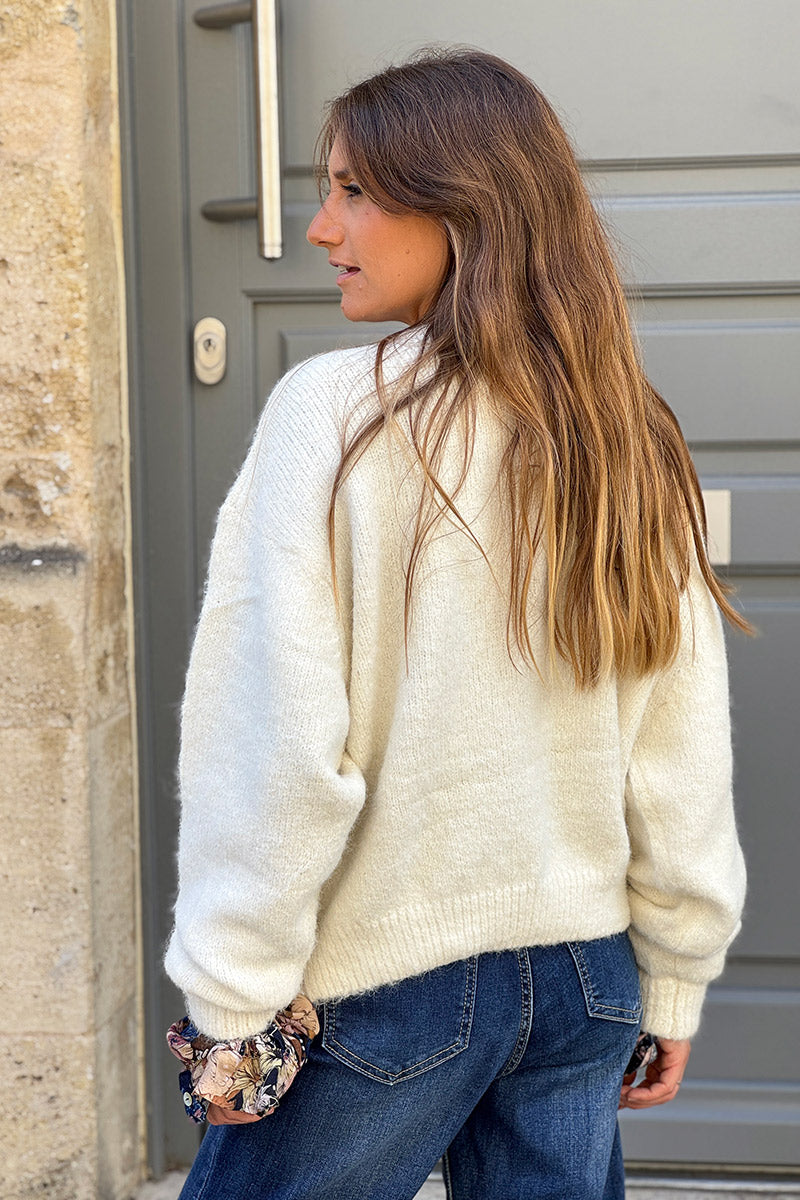 Super soft round neck cardigan ecru with mother of pearl buttons