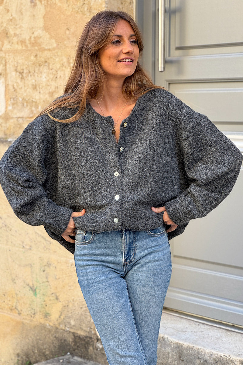 Gilet douillet gris foncé chiné en maille col rond boutons nacrés