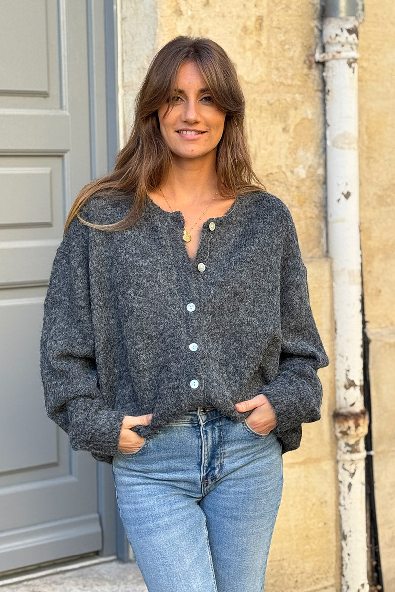 Gilet douillet gris foncé chiné en maille col rond boutons nacrés