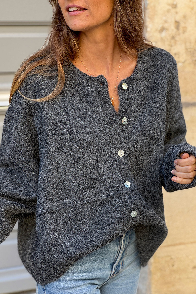 Gilet douillet gris foncé chiné en maille col rond boutons nacrés