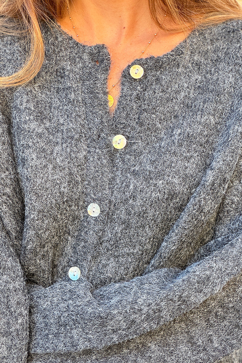 Gilet douillet gris foncé chiné en maille col rond boutons nacrés