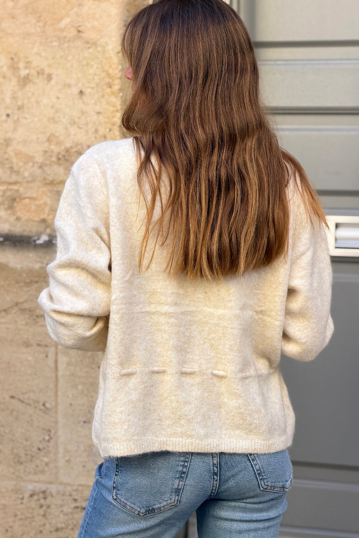 Gilet en maille beige chiné à boutons et lien à resserrer à la taille