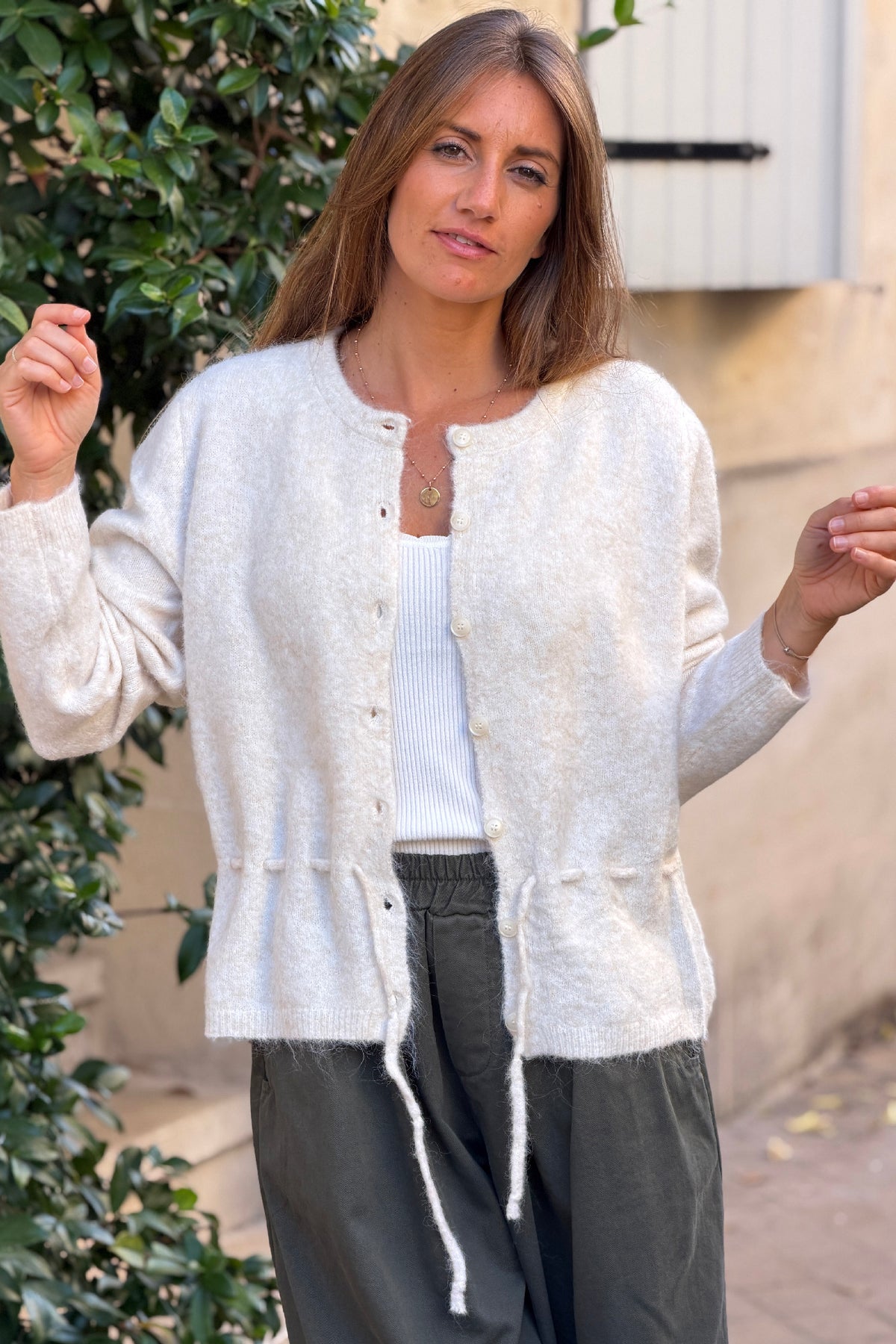 Gilet en maille beige chiné à boutons et lien à resserrer à la taille