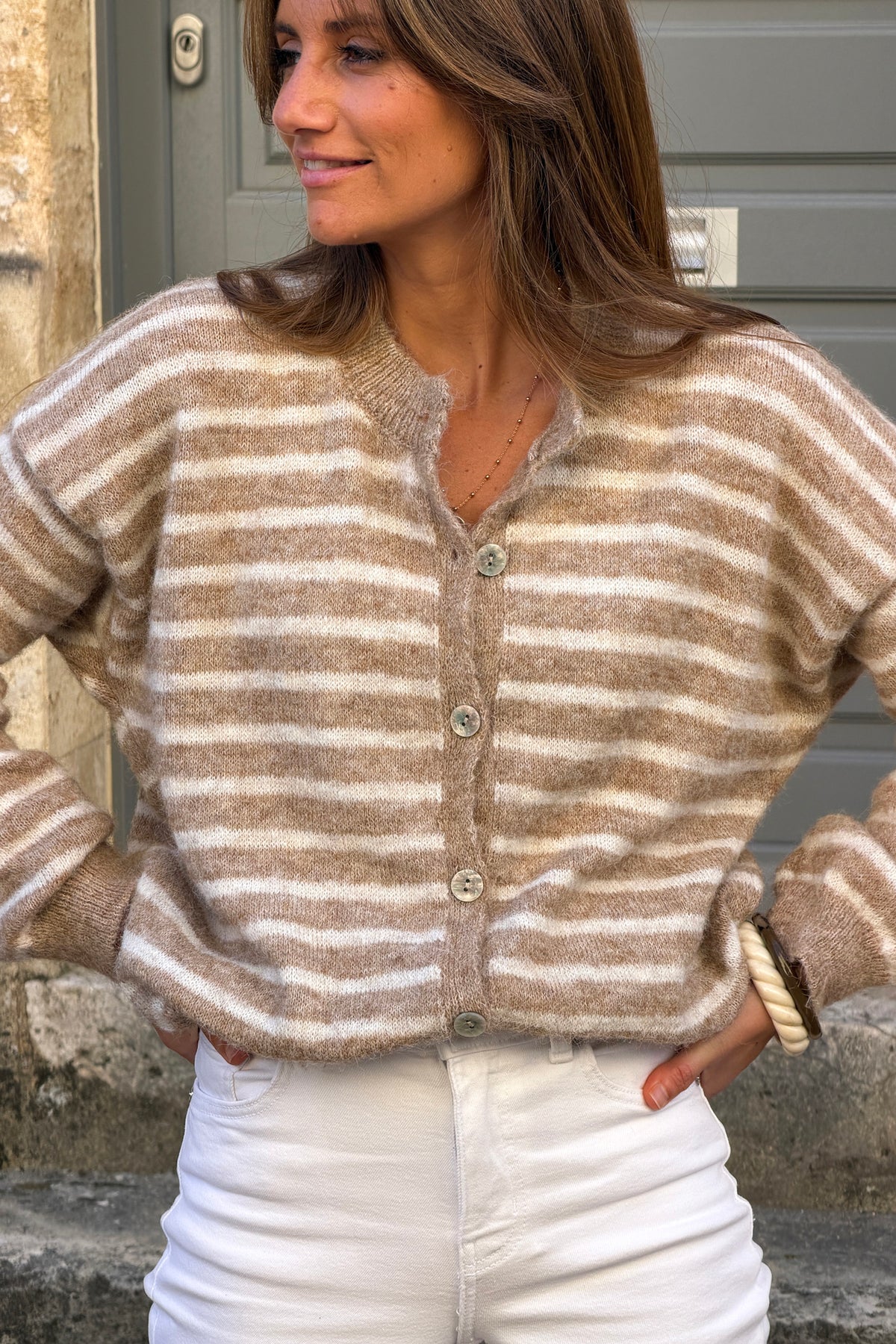 Gilet en maille camel clair rayures style marinière petits boutons nacres col rond
