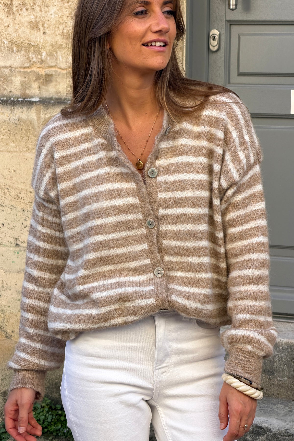Gilet en maille camel clair rayures style marinière petits boutons nacres col rond