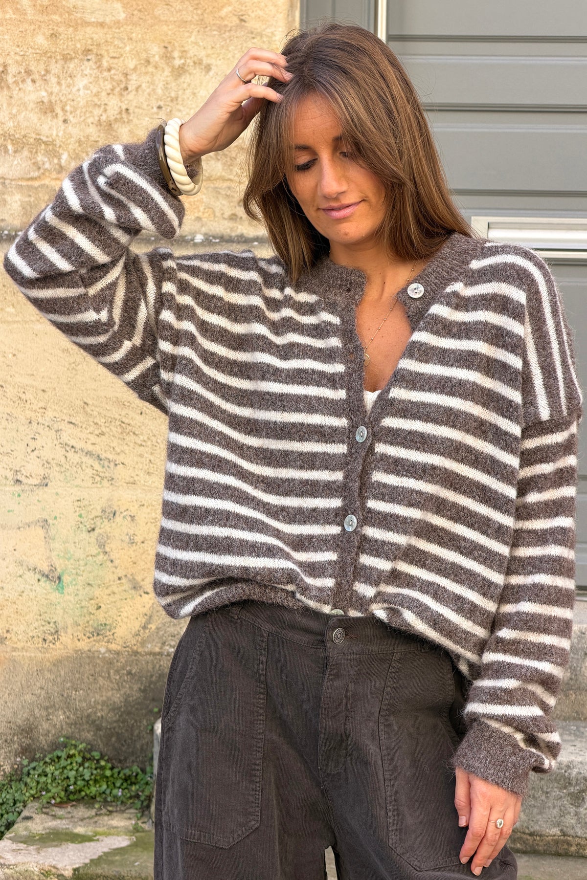 Gilet en maille marron clair chiné rayures style marinière petits boutons nacres col rond