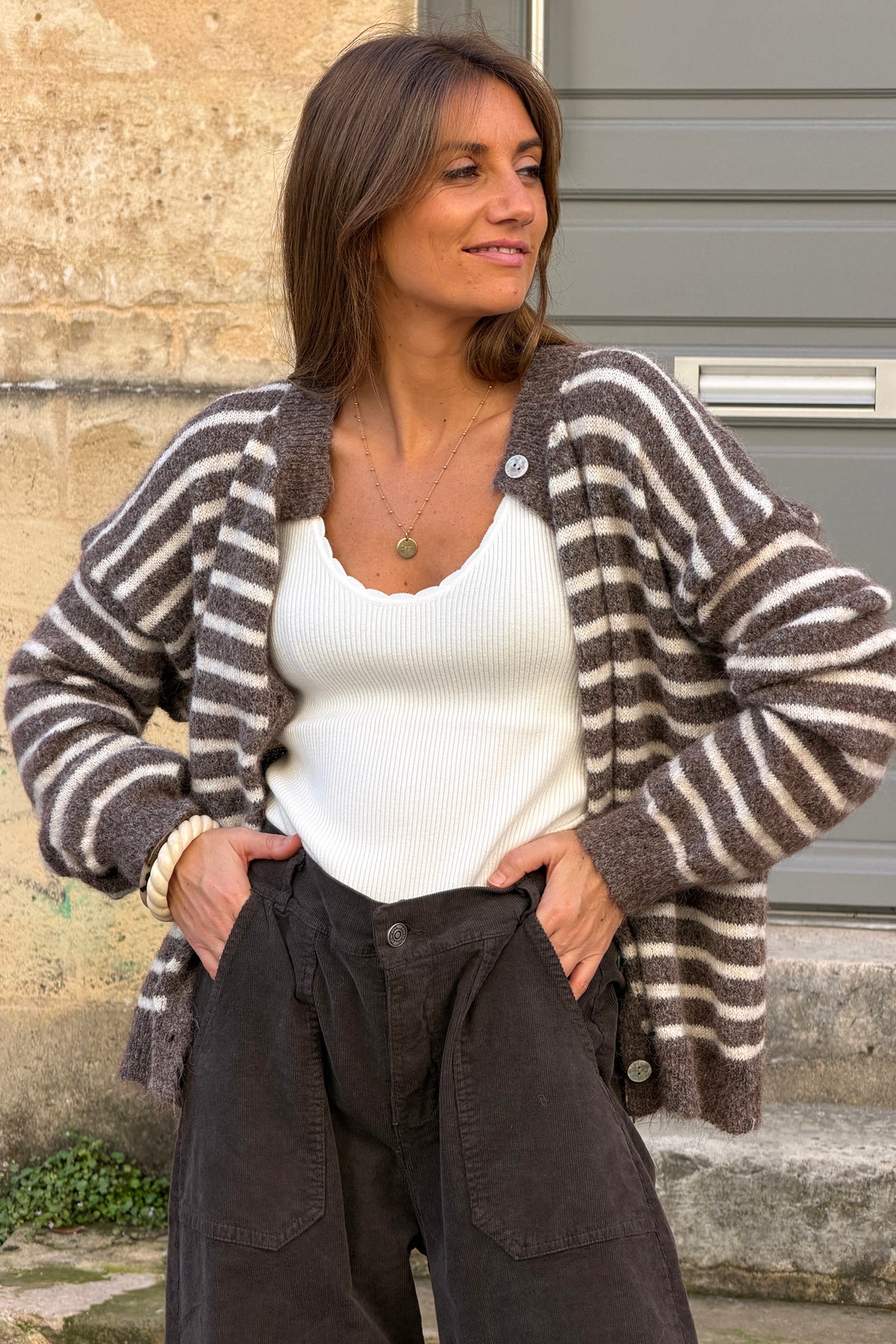 Gilet en maille marron clair chiné rayures style marinière petits boutons nacres col rond
