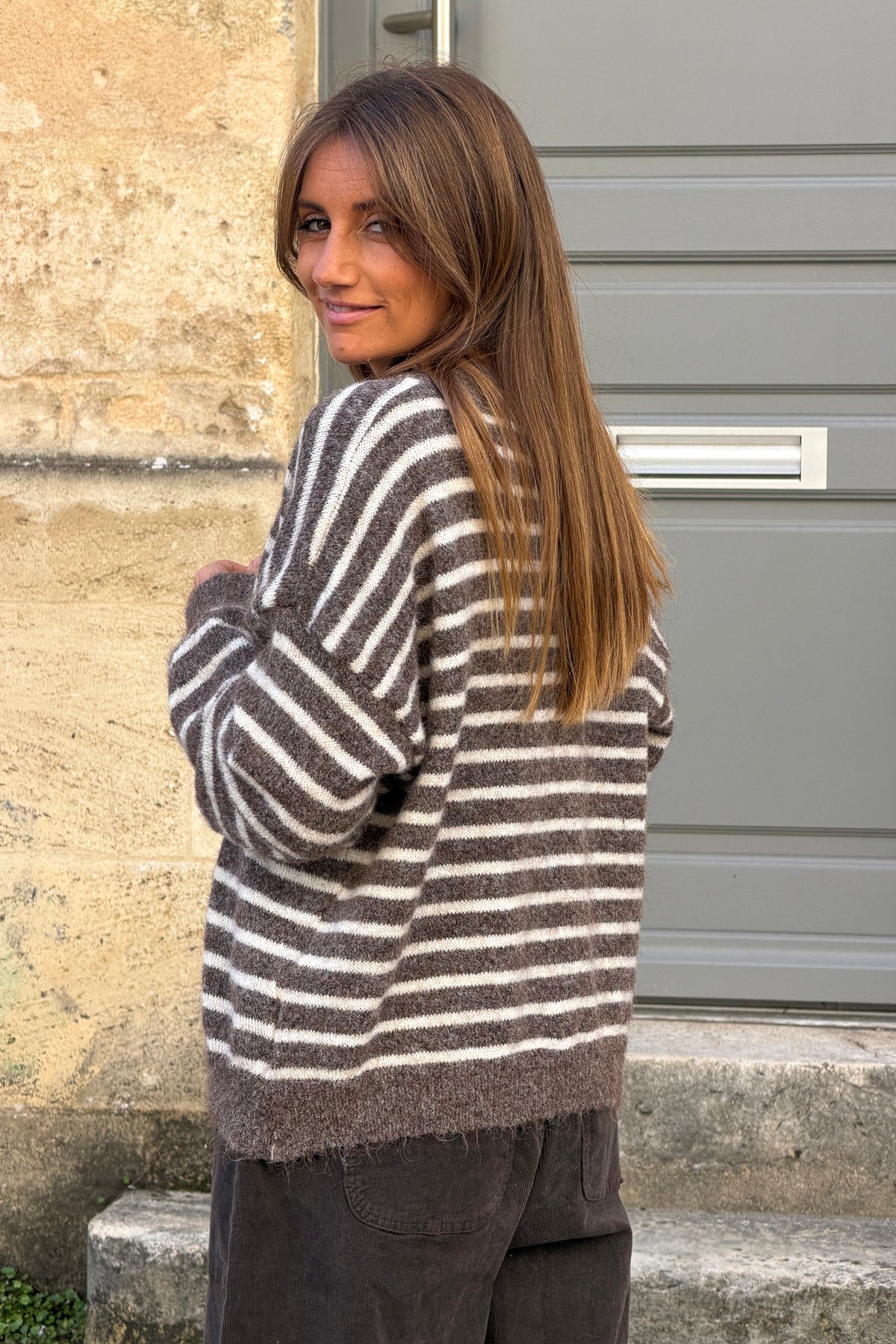 Gilet en maille marron clair chiné rayures style marinière petits boutons nacres col rond