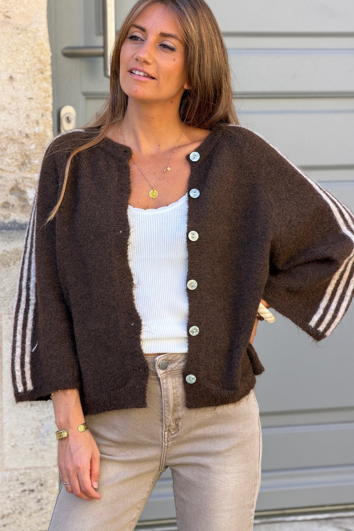 Gilet en maille marron détails rayures et étoile taupe manches 3/4