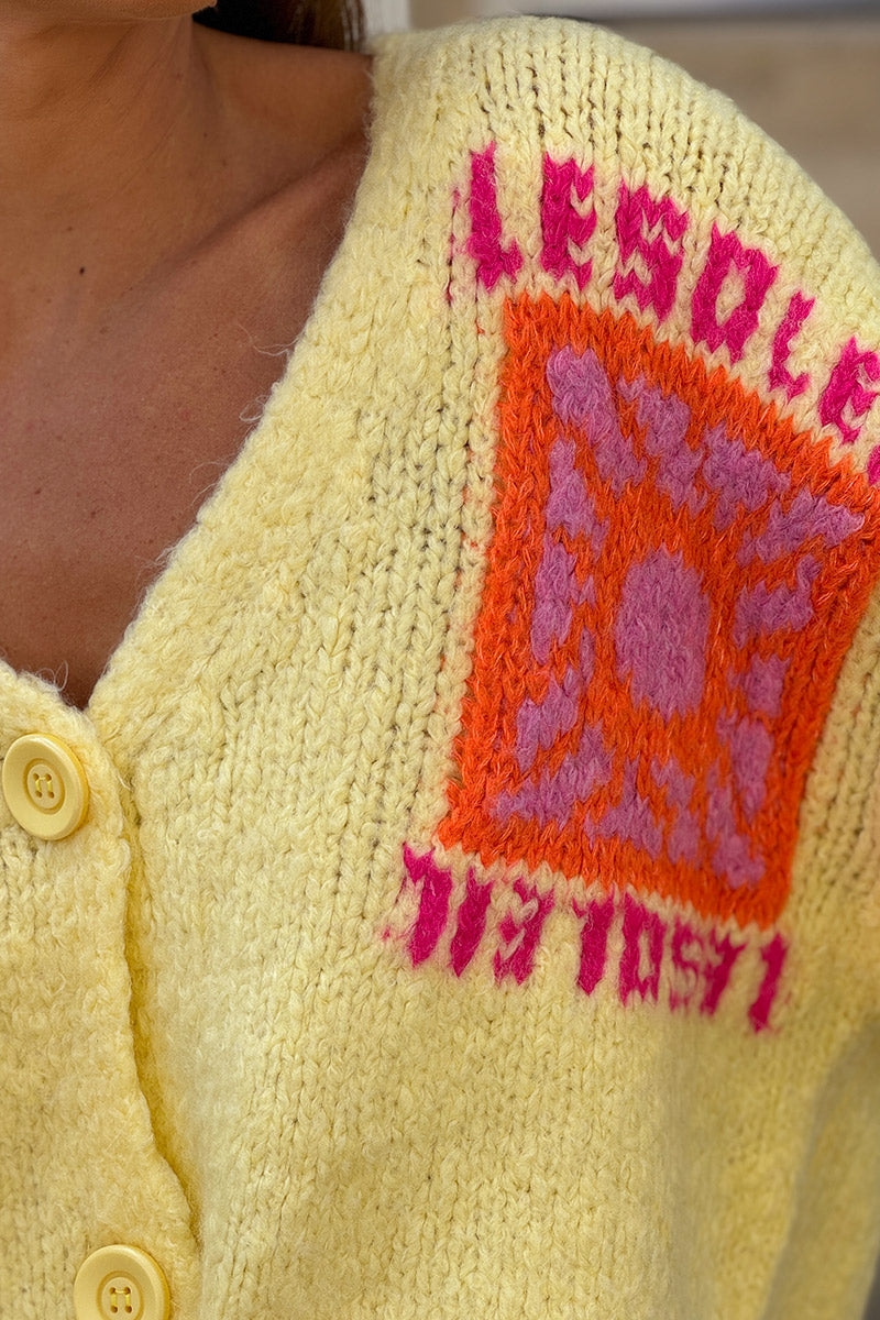 Gilet jaune pâle en grosse maille avec gros boutons le Soleil manches bouffantes