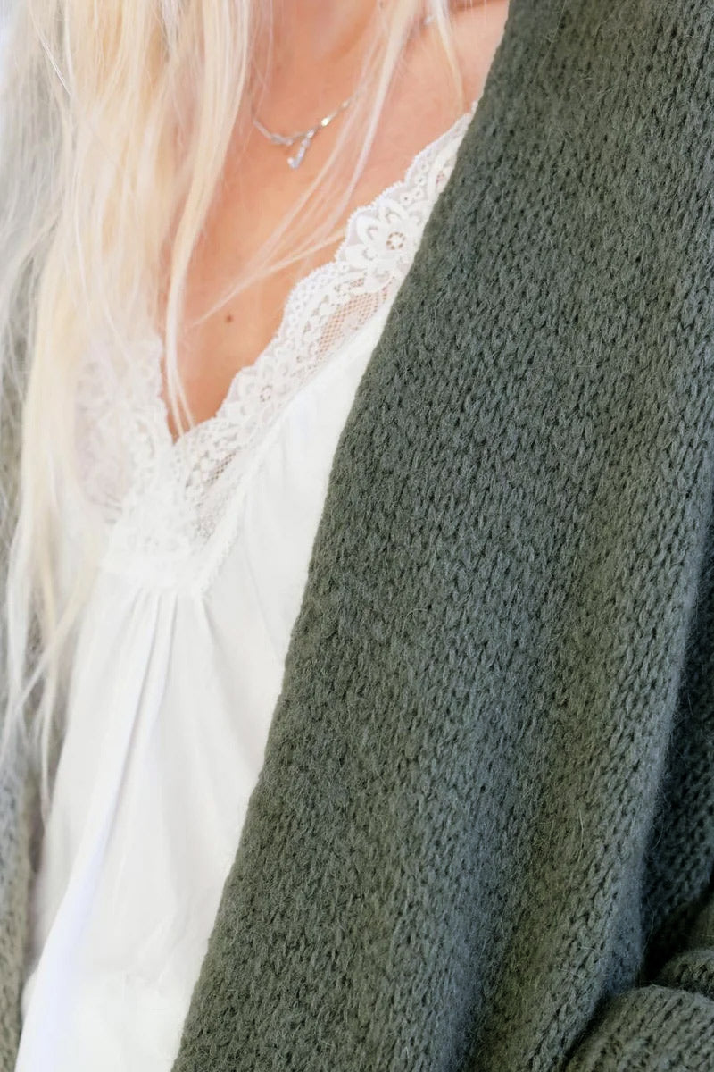 Chaleco caqui con cuello cruzado y bolsillos