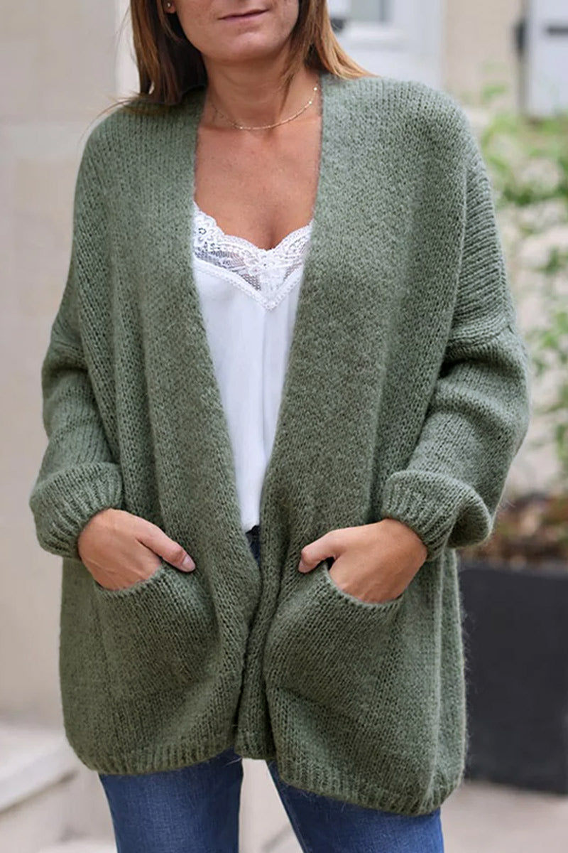 Chaleco caqui con cuello cruzado y bolsillos