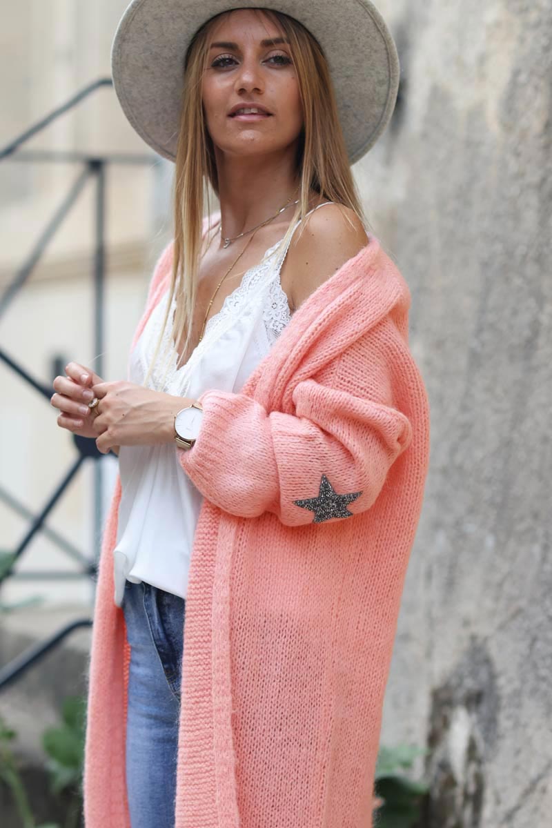 Gilet long droit rose saumon grosses mailles étoile strass manches