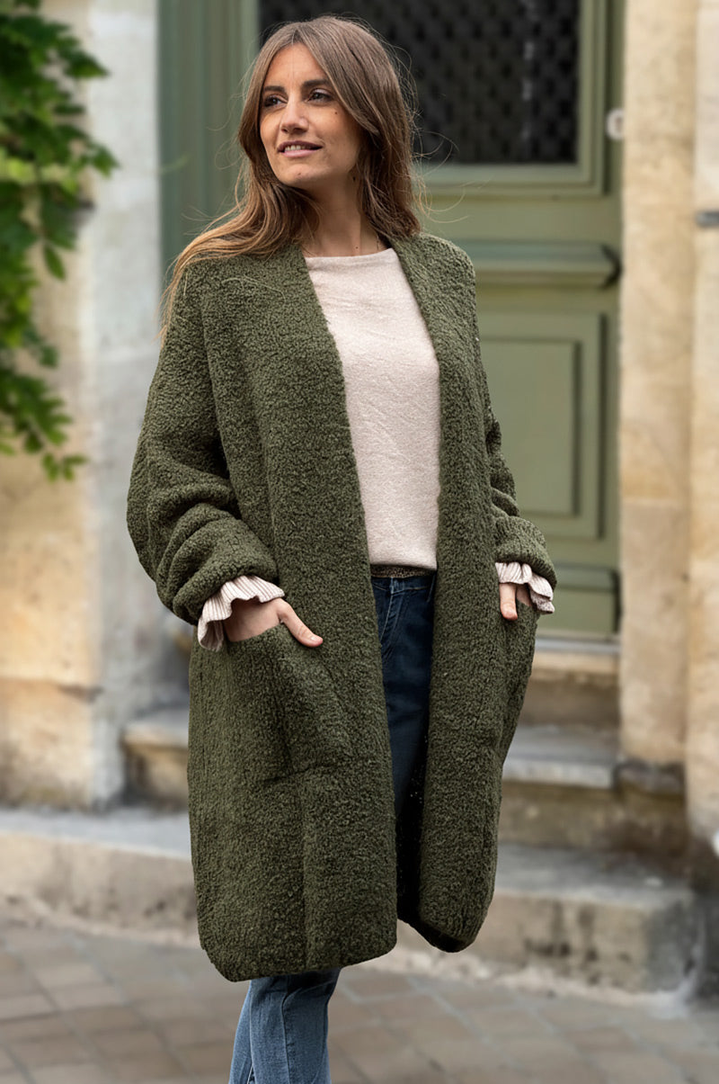 Gilet loose kaki en maille bouclettes grandes poches et col enveloppant