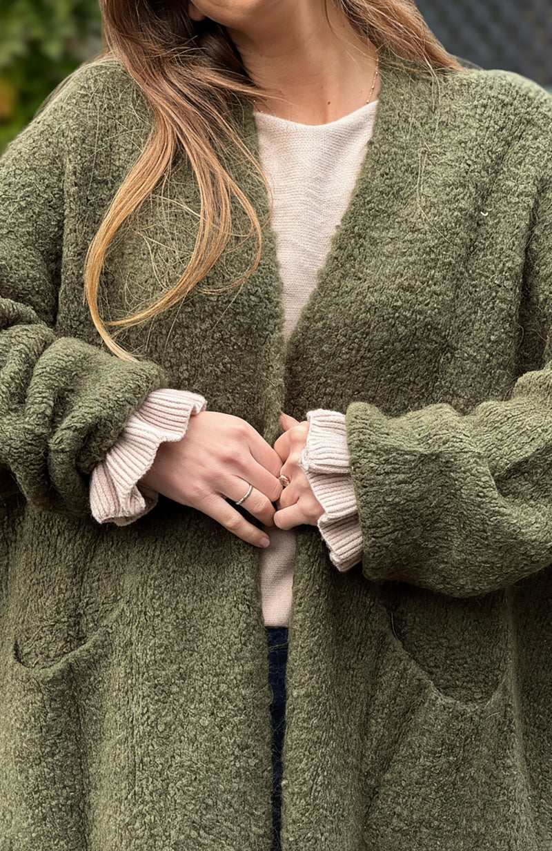 Gilet loose kaki en maille bouclettes grandes poches et col enveloppant