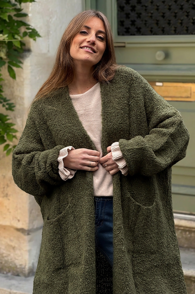 Gilet loose kaki en maille bouclettes grandes poches et col enveloppant