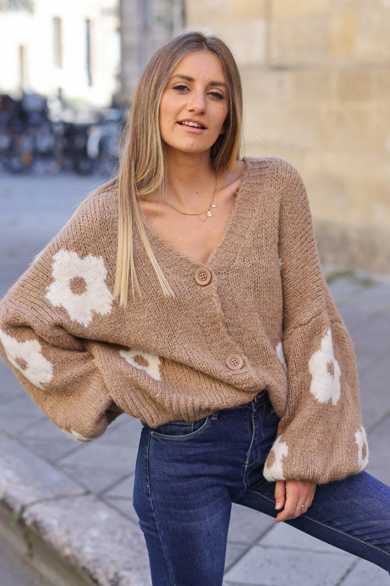 Gilet loose camel en grosse maille manches bouffantes fleurs blanches