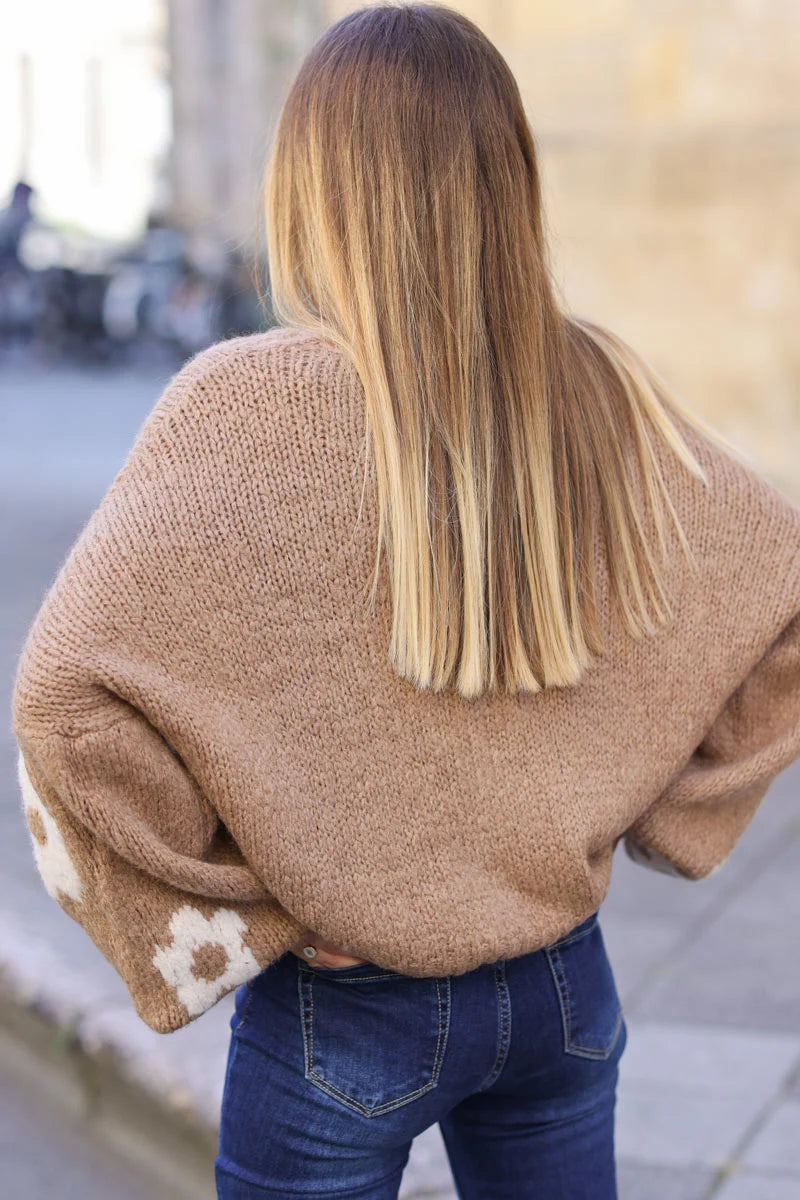 Gilet loose camel en grosse maille manches bouffantes fleurs blanches