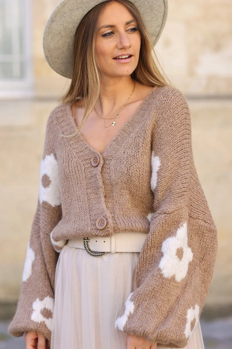 Gilet loose camel en grosse maille manches bouffantes fleurs blanches