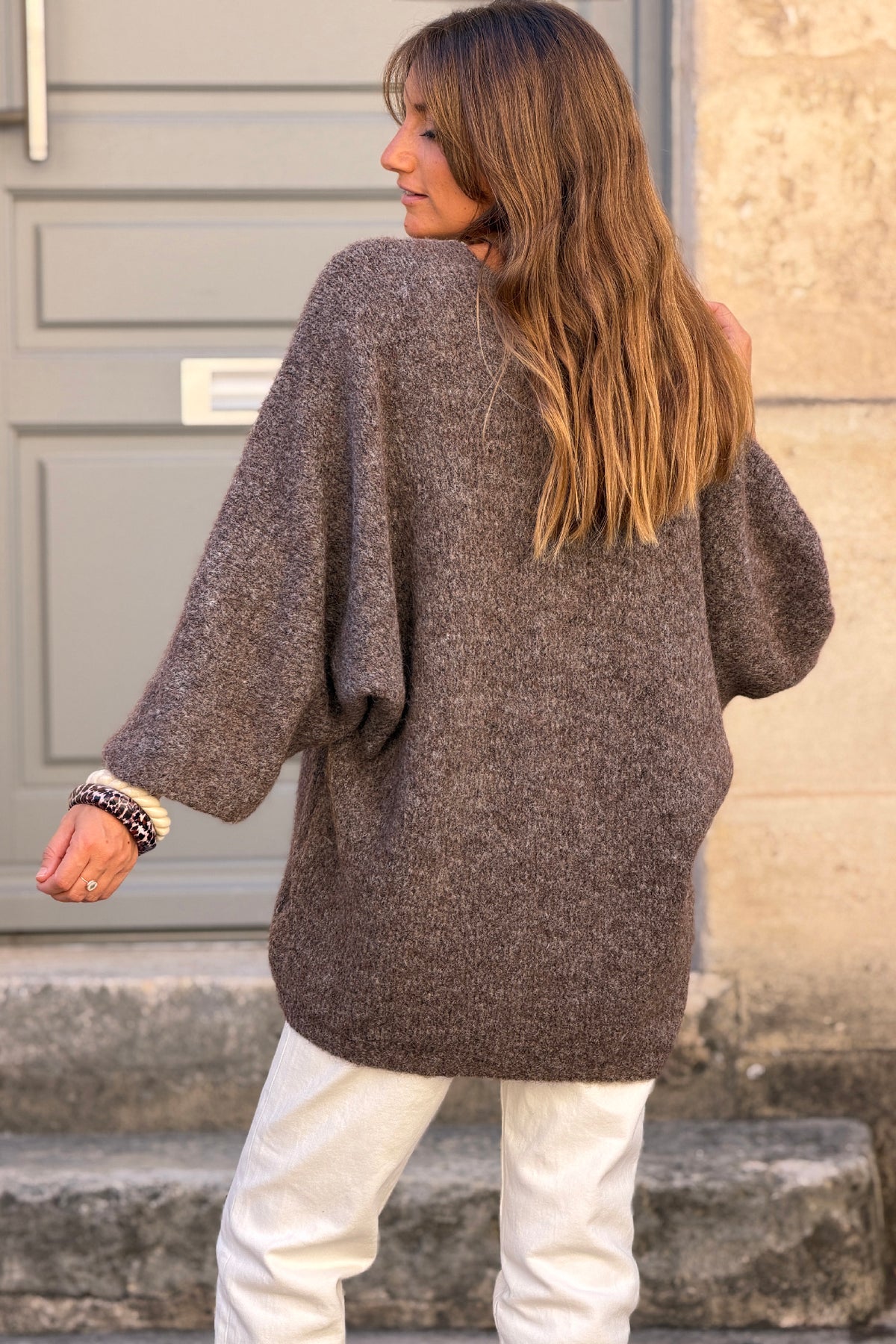 Gilet marron clair chiné en maille coupe loose manches chauve-souris trois-quarts