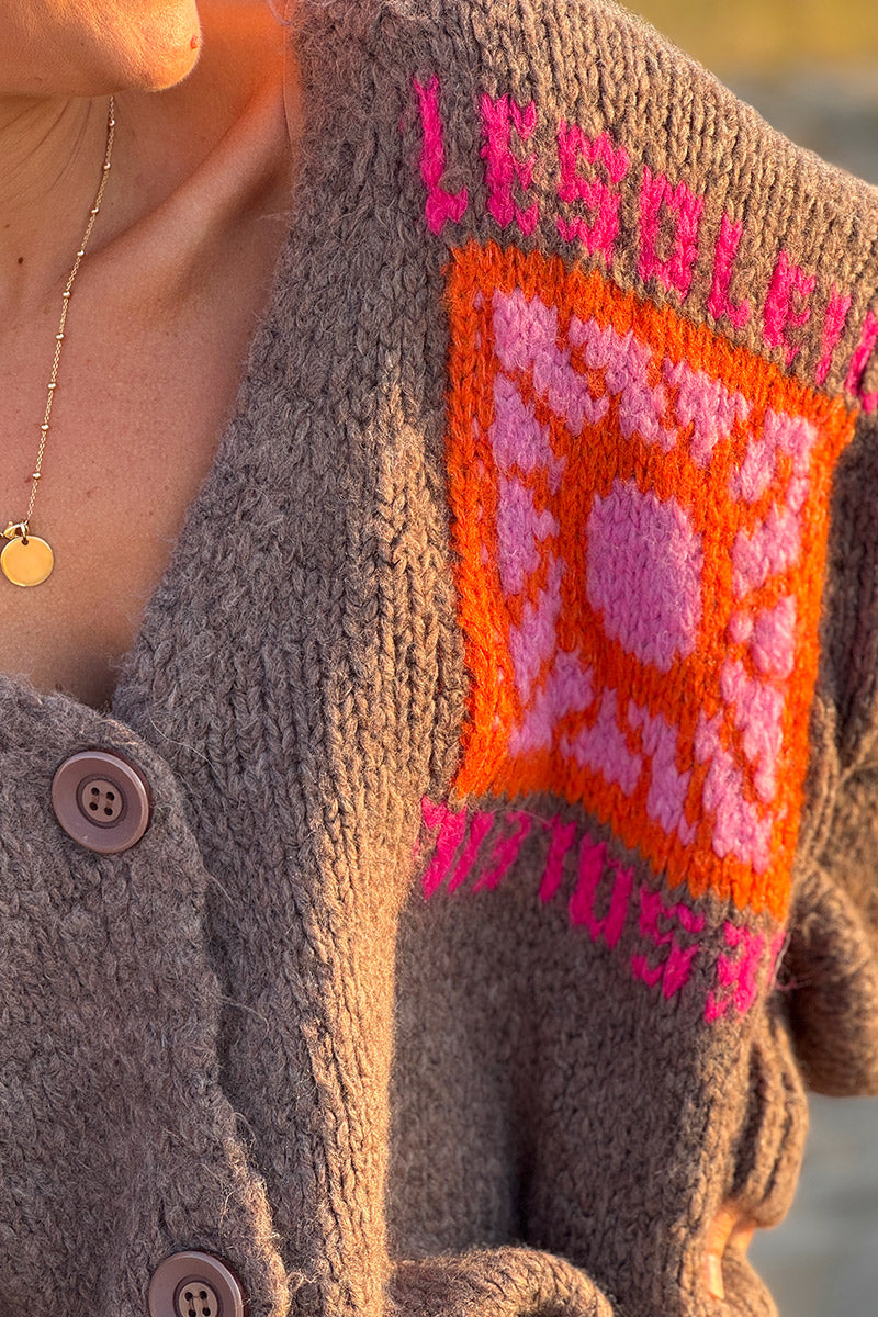 Gilet marron en grosse maille avec gros boutons le Soleil manches bouffantes