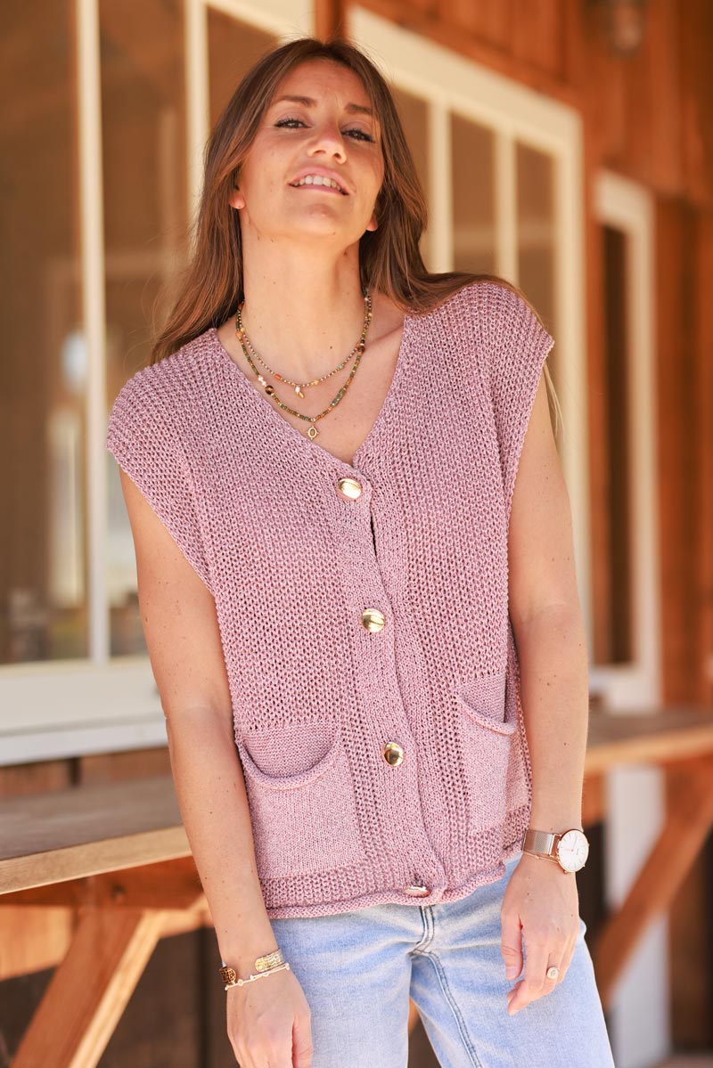 Gilet rose sans manches en maille lurex poches et boutons dorés