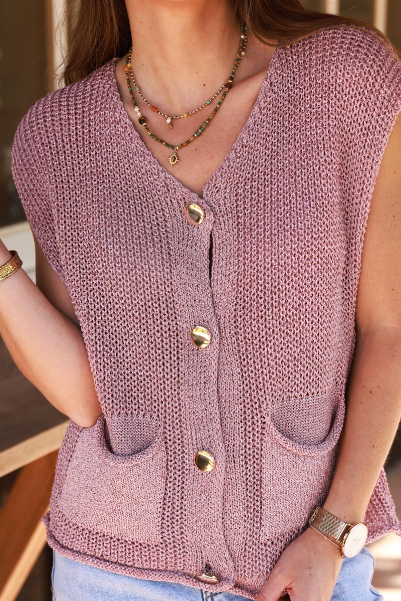 Gilet rose sans manches en maille lurex poches et boutons dorés