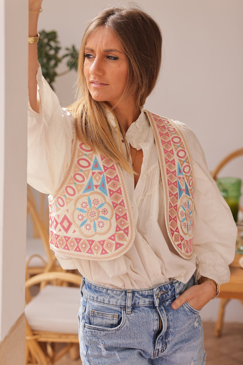 Gilet sans manches beige en jean broderie motifs aztèques et fleurs rose