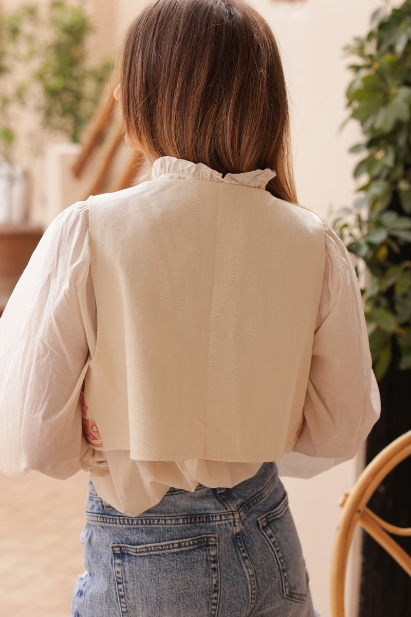 Gilet sans manches beige en jean broderie motifs aztèques et fleurs rose