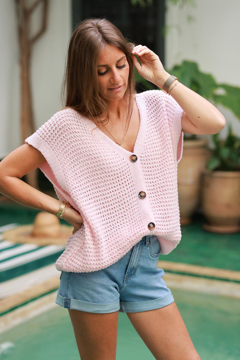 Gilet sans manches maille rose pâle effet crochet col V boutons ecaille