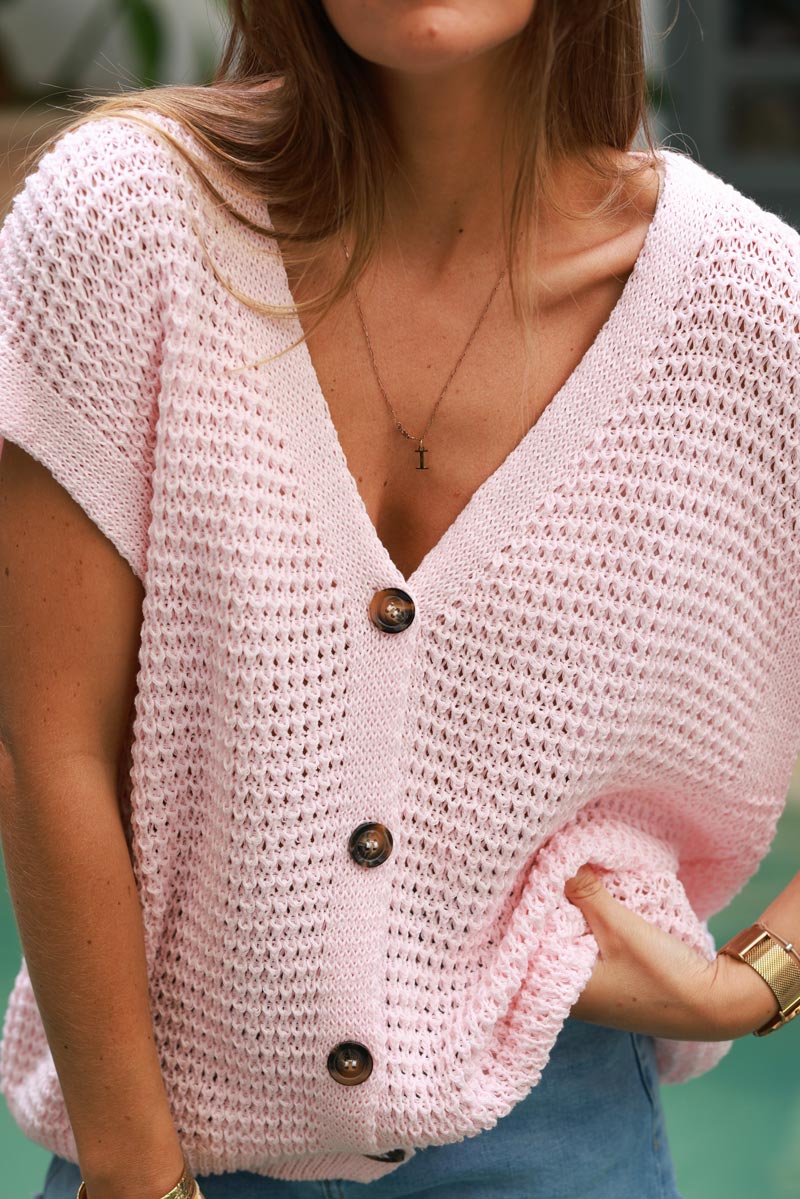 Gilet sans manches maille rose pâle effet crochet col V boutons ecaille